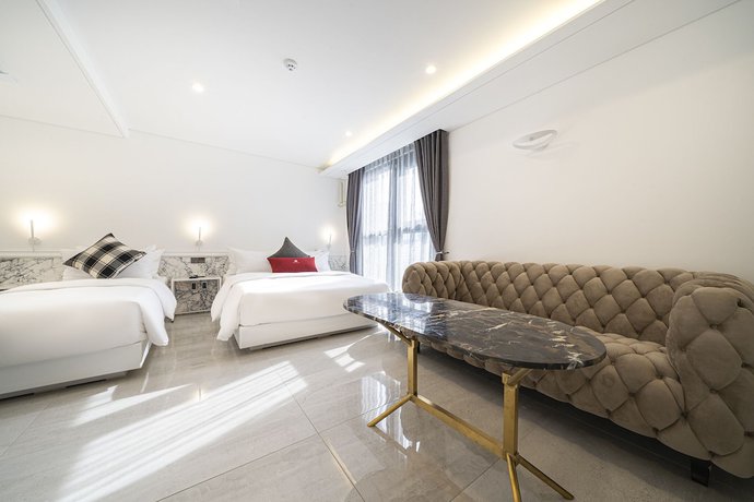 Imagen de la habitación del Hotel The May Hotel. Foto 19