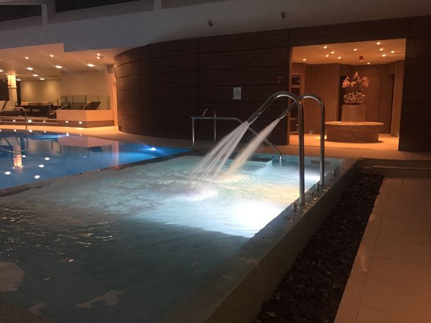 Imagen de la piscina del Hotel The Mere Golf Resort and Spa. Foto 20