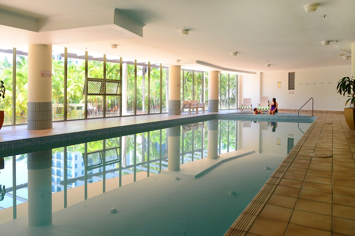 Imagen de la piscina del Hotel The Meriton on Main Beach. Foto 16