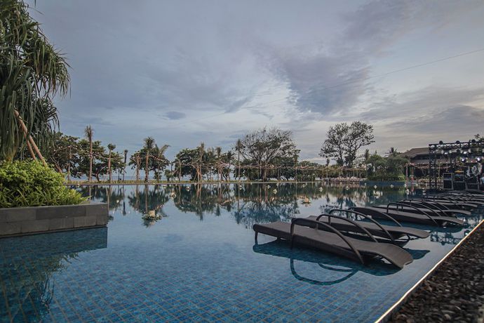 Imagen de la piscina del Hotel The Meru Sanur. Foto 19