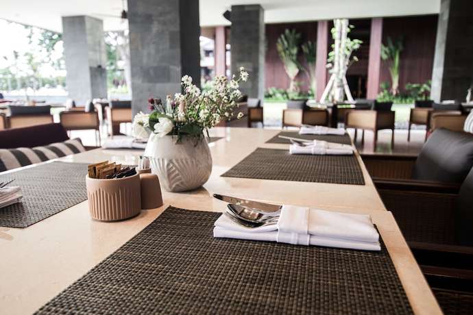 Imagen del bar/restaurante del Hotel The Meru Sanur. Foto 4