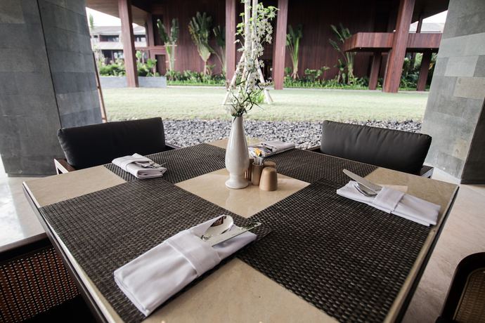 Imagen del bar/restaurante del Hotel The Meru Sanur. Foto 5