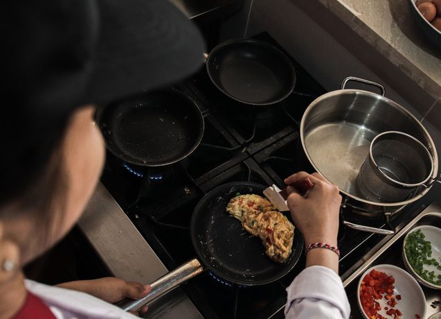 Imagen del bar/restaurante del Hotel The Meru Sanur. Foto 6