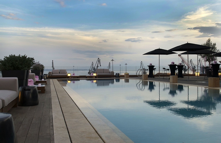 Imagen de la piscina del Hotel The Met Hotel, A Member Of Design Hotels. Foto 15