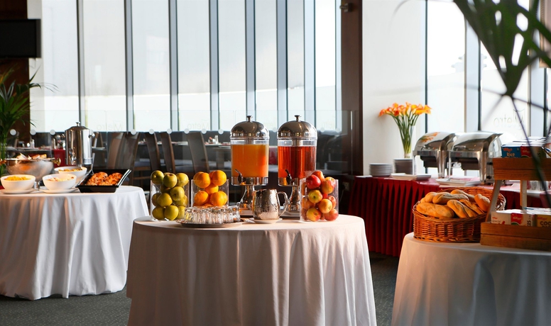 Imagen del bar/restaurante del Hotel The Metro Dublin Airport. Foto 3