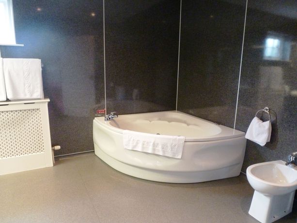 Imagen de los exteriores del Hotel The Mill Forge. Foto 10