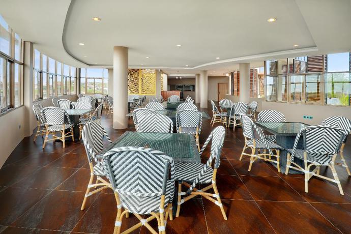 Imagen del bar/restaurante del Hotel The Miracle Nusa Dua. Foto 9