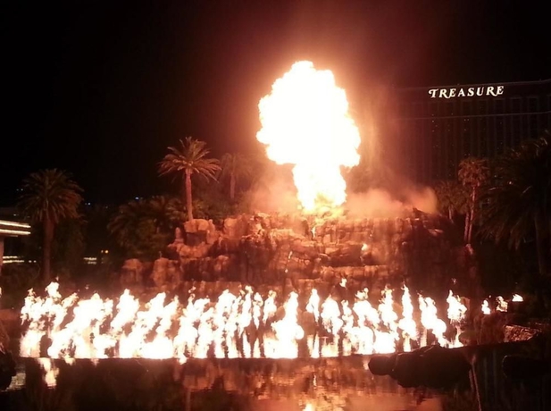 Imagen de los exteriores del Hotel The Mirage and Casino. Foto 12