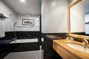 Imagen de la piscina del Hotel The Mirah Bogor. Foto 16