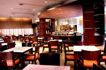 Imagen del bar/restaurante del Hotel The Mirah Bogor. Foto 2
