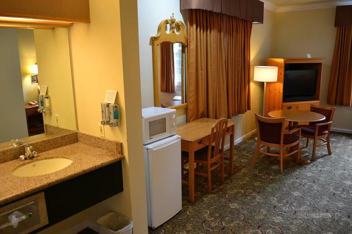 Imagen de la habitación del Hotel The Miramar Inn and Suites. Foto 6