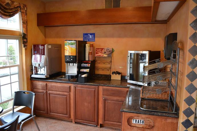Imagen del bar/restaurante del Hotel The Miramar Inn and Suites. Foto 5
