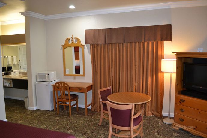 Imagen de la habitación del Hotel The Miramar Inn and Suites. Foto 12