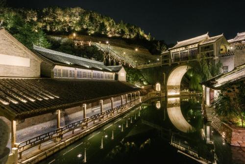 Imagen general del Hotel The Modern Holiday Villa Beijing Gubeikou Branch. Foto 2