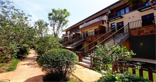 Imagen general del Hotel The Modern Holiday Villa Beijing Gubeikou Branch. Foto 3