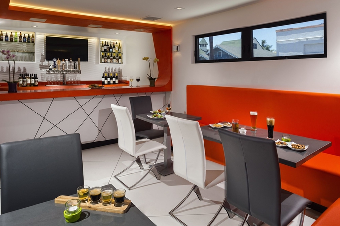 Imagen del bar/restaurante del Hotel The Moment. Foto 2