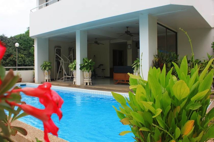 Imagen de la piscina del Hotel The Monaco Residence Pattaya. Foto 17