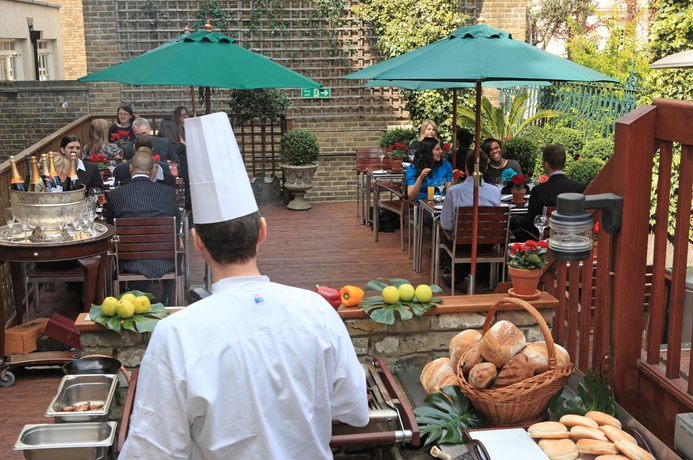 Imagen del bar/restaurante del Hotel The Montague On The Gardens. Foto 2