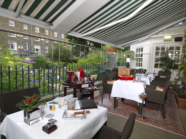 Imagen del bar/restaurante del Hotel The Montague On The Gardens. Foto 3