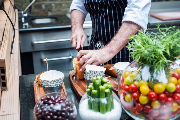 Imagen del bar/restaurante del Hotel The Montague On The Gardens. Foto 5