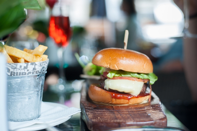 Imagen del bar/restaurante del Hotel The Montague On The Gardens. Foto 6