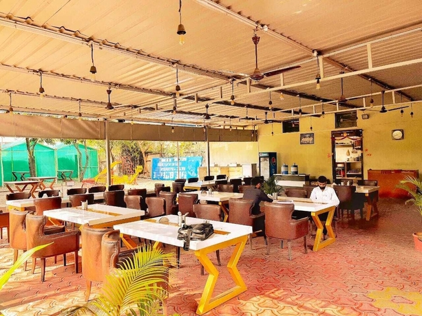 Imagen del bar/restaurante del Hotel The Moonlight Resort Indore. Foto 4