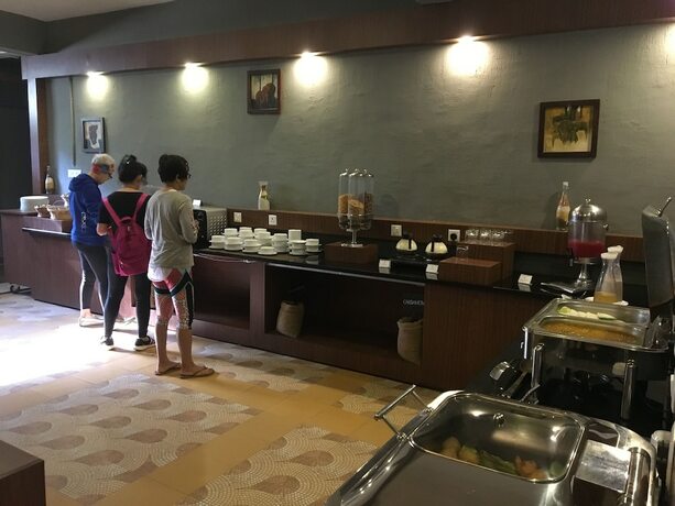 Imagen del bar/restaurante del Hotel The Mountain Courtyard Thekady. Foto 16