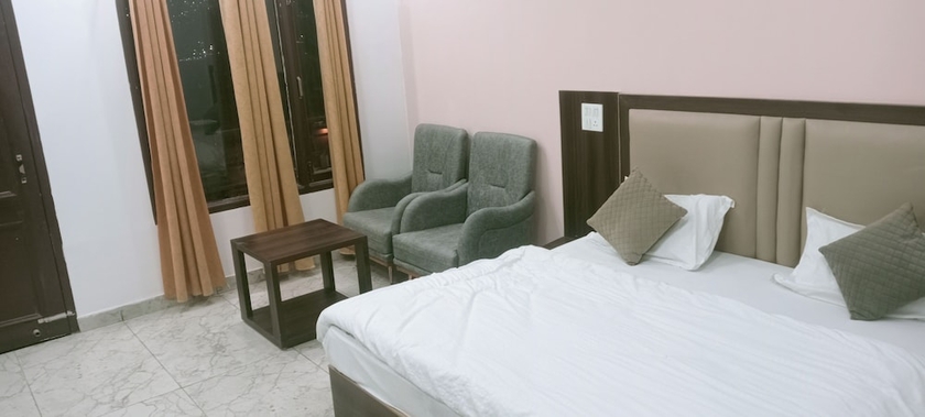 Imagen de la habitación del Hotel The Mrityunjaya Palace Guptakashi. Foto 1