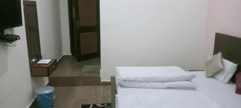Imagen de la habitación del Hotel The Mrityunjaya Palace Guptakashi. Foto 6