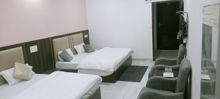 Imagen de la habitación del Hotel The Mrityunjaya Palace Guptakashi. Foto 13