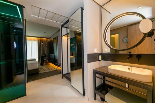 Imagen de la habitación del Hotel The NINE Lifestyle Experience. Foto 18