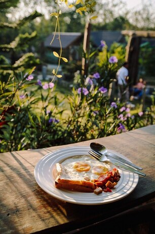 Imagen del bar/restaurante del Hotel The Nanda Resort. Foto 19