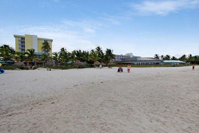 Imagen de los exteriores del Hotel The Naples Beach Hotel & Golf Club. Foto 11
