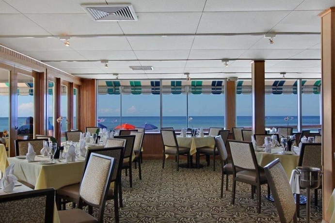 Imagen del bar/restaurante del Hotel The Naples Beach Hotel & Golf Club. Foto 2