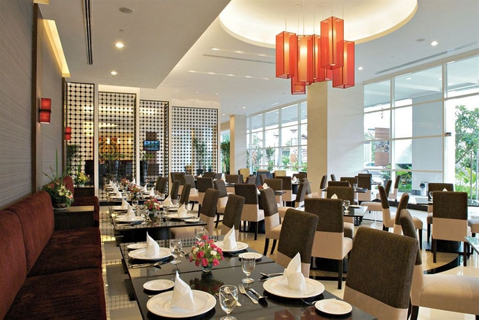 Imagen del bar/restaurante del Hotel The Narathiwas and Residence Sathorn Bangkok. Foto 1