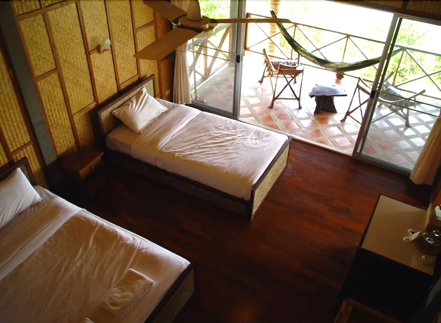Imagen de la habitación del Hotel The Narima Bungalow Resort. Foto 7