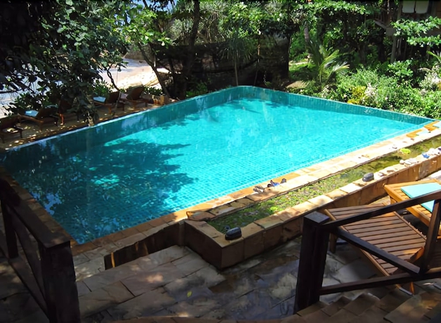 Imagen de la piscina del Hotel The Narima Bungalow Resort. Foto 16
