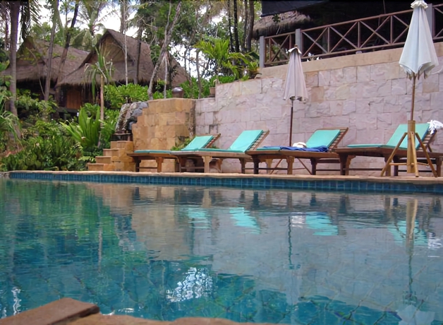 Imagen de la piscina del Hotel The Narima Bungalow Resort. Foto 17