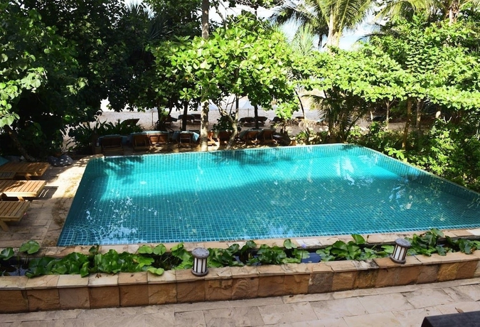 Imagen de la piscina del Hotel The Narima Bungalow Resort. Foto 18