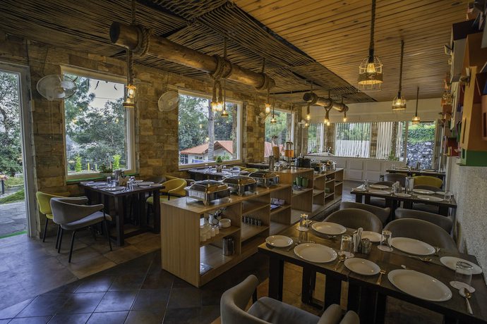 Imagen del bar/restaurante del Hotel The Nature\'s Green Resort -Bhimtal. Foto 5