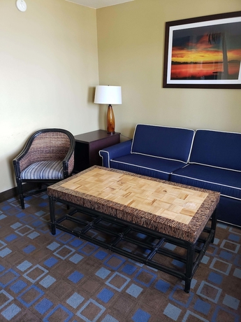 Imagen de la habitación del Hotel The Nautical Beachfront Resort. Foto 5