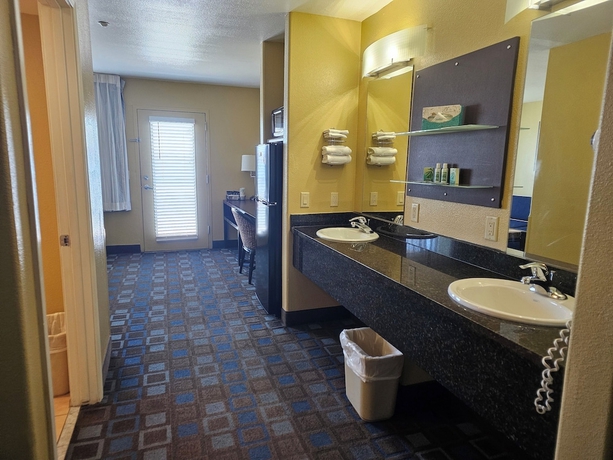 Imagen de la habitación del Hotel The Nautical Beachfront Resort. Foto 6