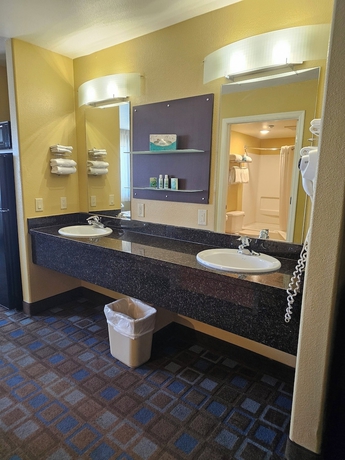 Imagen de la habitación del Hotel The Nautical Beachfront Resort. Foto 7