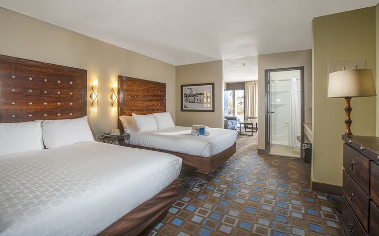 Imagen de la habitación del Hotel The Nautical Beachfront Resort. Foto 8