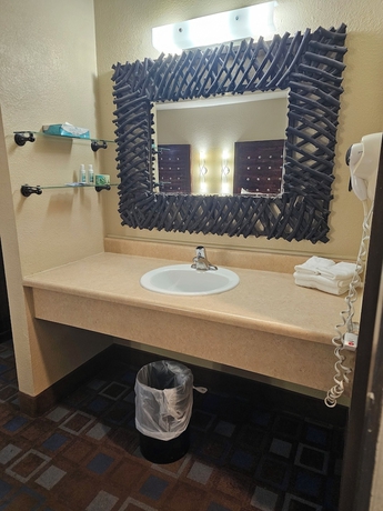 Imagen de la habitación del Hotel The Nautical Beachfront Resort. Foto 9