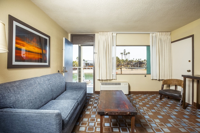 Imagen de la habitación del Hotel The Nautical Beachfront Resort. Foto 10