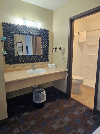 Imagen de la habitación del Hotel The Nautical Beachfront Resort. Foto 11