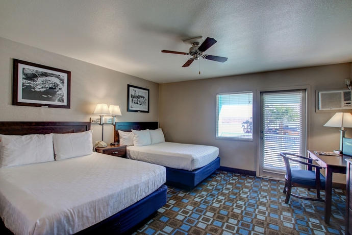 Imagen de la habitación del Hotel The Nautical Beachfront Resort. Foto 14