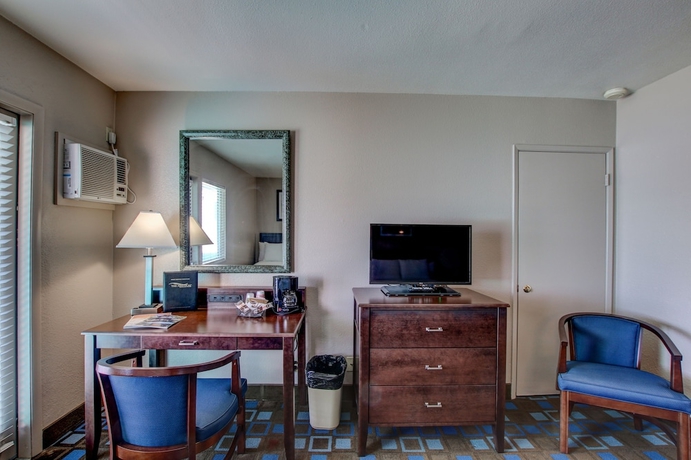 Imagen de la habitación del Hotel The Nautical Beachfront Resort. Foto 15