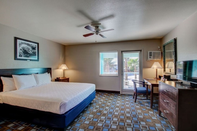 Imagen de la habitación del Hotel The Nautical Beachfront Resort. Foto 18